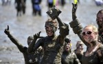 Мад Олимпийские игры (Mud Olympics) в устье реки Эльбы недалеко от Гамбурга, 6 июня 2010 года.