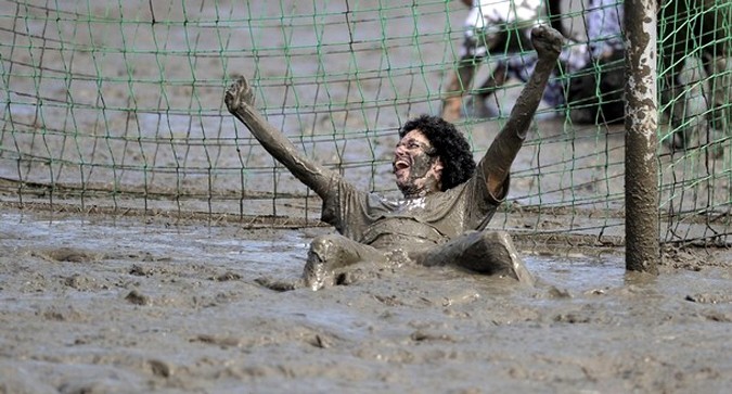 Мад Олимпийские игры (Mud Olympics) в устье реки Эльбы недалеко от Гамбурга, 6 июня 2010 года.