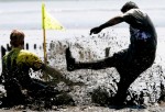 Мад Олимпийские игры (Mud Olympics) в устье реки Эльбы недалеко от Гамбурга, 6 июня 2010 года.