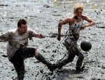 Мад Олимпийские игры (Mud Olympics) в устье реки Эльбы недалеко от Гамбурга, 6 июня 2010 года.