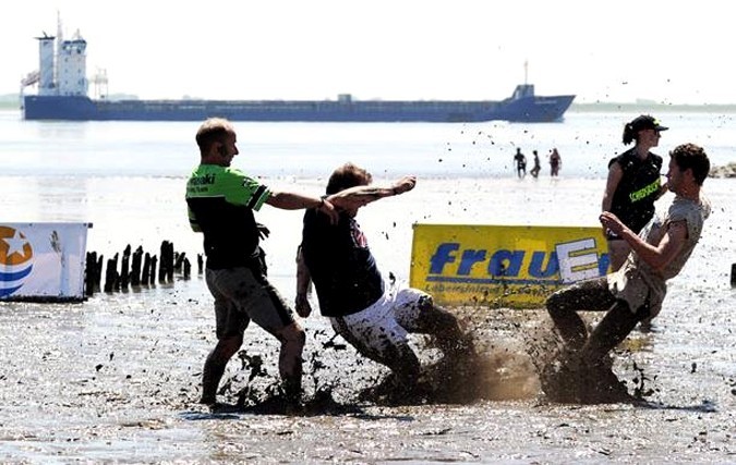 Мад Олимпийские игры (Mud Olympics) в устье реки Эльбы недалеко от Гамбурга, 6 июня 2010 года.