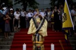 Пекин. Китайский священник в традиционном костюме предлагает курение во время религиозных ритуалов в честь патриотического китайского поэта Цюй Юаня (Qu Yuan). Праздник лодок-драконов в Китае (Дуань-у цзе), 16 июня 2010 года.