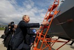 Владимир Путин поднимается в кабину нового самолета-истребителя Сухой Т-50. Путину раскрыли секреты авиаиспытаний истребителя 5-го поколения в Жуковском под Москвой, 17 июня 2010 года.