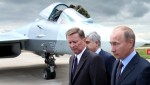 Премьер-министр России Владимир Путин и вице-премьер Сергей Иванов. Путину раскрыли секреты авиаиспытаний истребителя 5-го поколения в Жуковском под Москвой, 17 июня 2010 года.