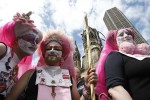 Christopher Street Day (КУР) gay pride Parade в Берлине, 19 июня 2010 года. Несколько тысяч демонстрантов приняли участие в ежегодном параде КУР, чтобы продемонстрировать права лесбиянок, геев, бисексуалов, трансвеститов и транссексуалов.