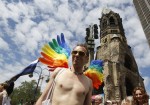 Christopher Street Day (КУР) gay pride Parade в Берлине, 19 июня 2010 года. Несколько тысяч демонстрантов приняли участие в ежегодном параде КУР, чтобы продемонстрировать права лесбиянок, геев, бисексуалов, трансвеститов и транссексуалов.