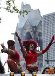 Christopher Street Day (КУР) gay pride Parade в Берлине, 19 июня 2010 года. Несколько тысяч демонстрантов приняли участие в ежегодном параде КУР, чтобы продемонстрировать права лесбиянок, геев, бисексуалов, трансвеститов и транссексуалов.