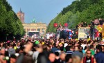 Christopher Street Day (КУР) gay pride Parade в Берлине, 19 июня 2010 года. Несколько тысяч демонстрантов приняли участие в ежегодном параде КУР, чтобы продемонстрировать права лесбиянок, геев, бисексуалов, трансвеститов и транссексуалов.