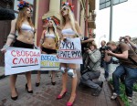 Активистки FEMEN у здания Службы безопасности против цензуры и давления со стороны СБУ, Киев, Украина, 23 июня 2010 года.