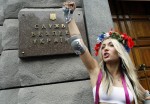 Активистки FEMEN у здания Службы безопасности против цензуры и давления со стороны СБУ, Киев, Украина, 23 июня 2010 года.