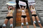 Активистки FEMEN у здания Службы безопасности против цензуры и давления со стороны СБУ, Киев, Украина, 23 июня 2010 года.