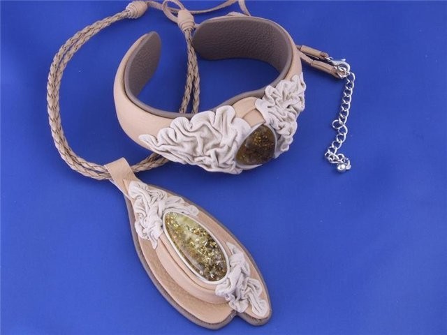 Украшения из камня и кожи