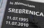 Баннер в Берлине. Массовые захоронения на мемориальном кладбище Потокари в окрестностях Сребреницы, Босния и Герцеговина, 11 июля 2010 года.