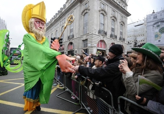 Парад Святого Патрика (St Patrick's Day parade) в Лондоне, 13 марта 2011 года.