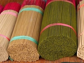 Ароматические палочки отличают технологии изготовления и состав. В Индии благовония производятся вручную из традиционного натурального сырья: бамбука, эфирных масел, древесного угля, тростникового сахара, кокосового масла, сушеных трав и цветов. В процесс