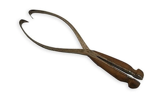 Двойной крючок Смелли Этот инструмент использовался, чтобы захватить и оторвать ребенка.