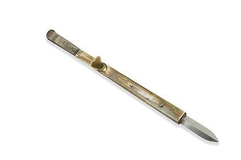 Стальной Кинжал Джекоба Фрида У этого инструмента имеется длинное лезвие, которое глубоко вводится в голову ребёнка. Также имеется регулятор лезвия и заслонка, чтобы защитить матку.
