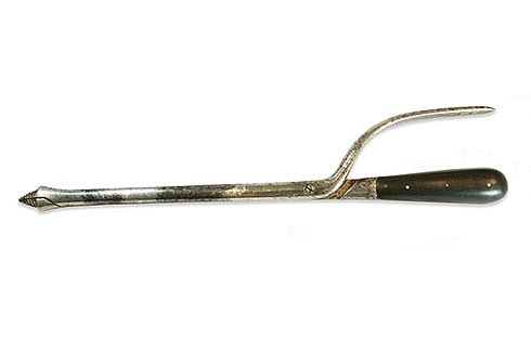Улучшенный краниотом Симпсона Краниотом использовался для перфорации черепа ребенка. Он вворачивается в голову, и затем открытые ручки раскалывают её.