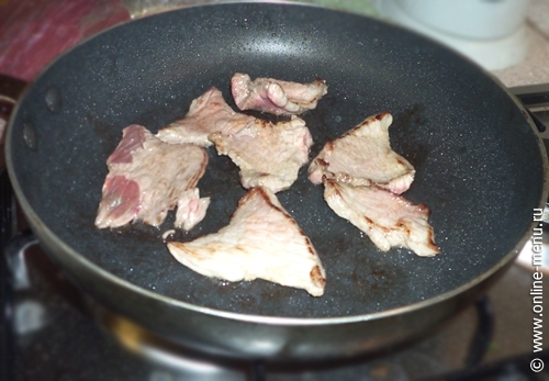 Нарезать говядину тонкими ломтикам и обжарить с с двух сторон на сковороде в оливковом масле