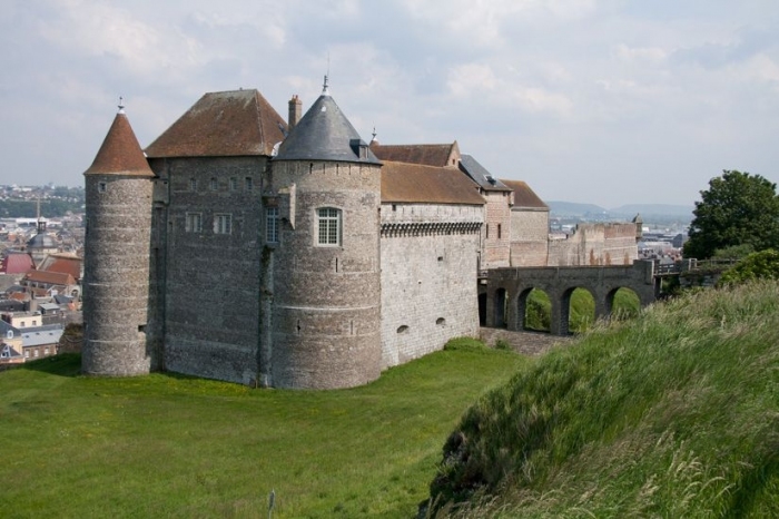 Замок со стороны склона