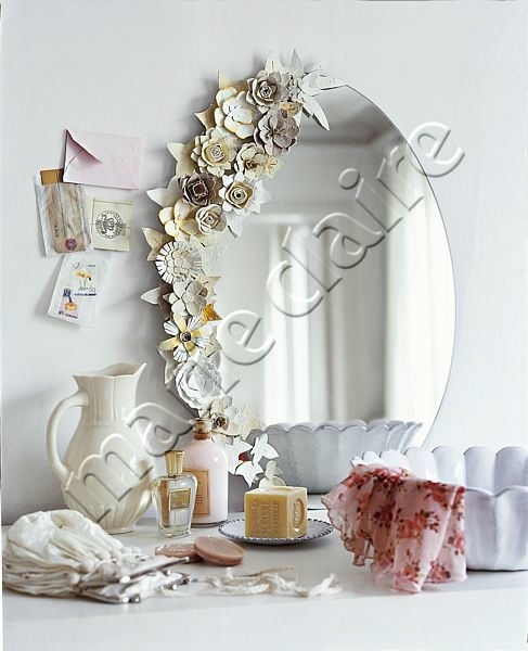 ?t? du miroir : le miroir de cette coiffeuse est orn? de fleurs dont les p?tales ont ?t? d?coup?s dans les alv?oles de bo?tes ? oeufs et peints en blanc.