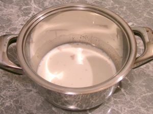 Молоко немного подогреть (чтобы оно было чуть теплое), растворить в нем дрожжи.