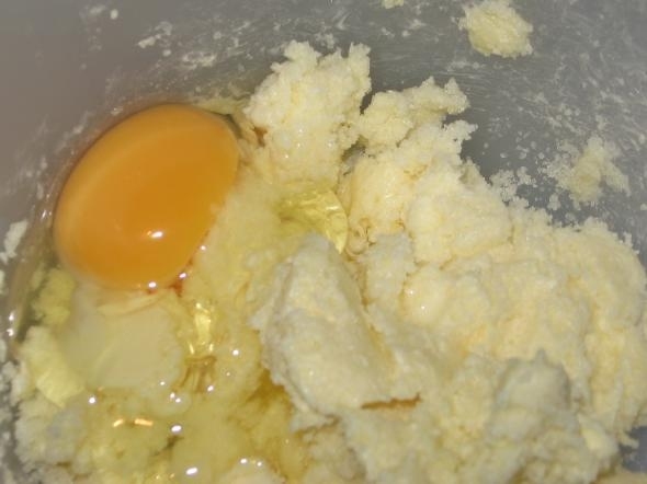 Потом по одному добавляем яйца.