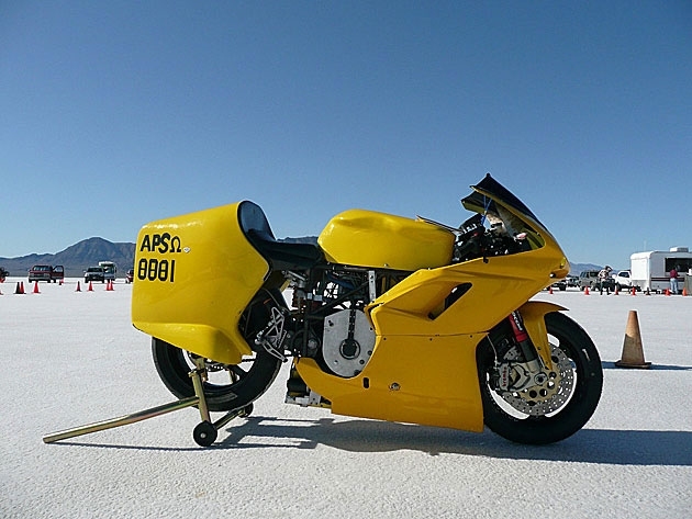 Superbike has been recognized as the fastest motorcycle in the world, running on the electric motor. According to the results of the test-in the Great Salt Lake Desert elektrobayk has a top speed 352 kilometers per hour.