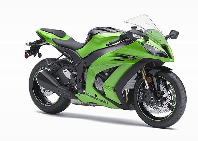 Model ZX-11 held the title of "the fastest motorcycle" for six years, pointing to a line speed of 280 kilometers per hour.