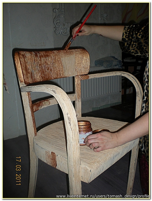 8.Прокрашиваем весь стул акриловой бронзовой краской.