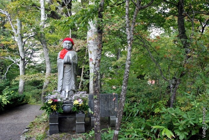 Это один из главных символов Тоттори - просветленный Окойменуши, который, в том числе, помогает умершим детям (поэтому детские вещи на нем)