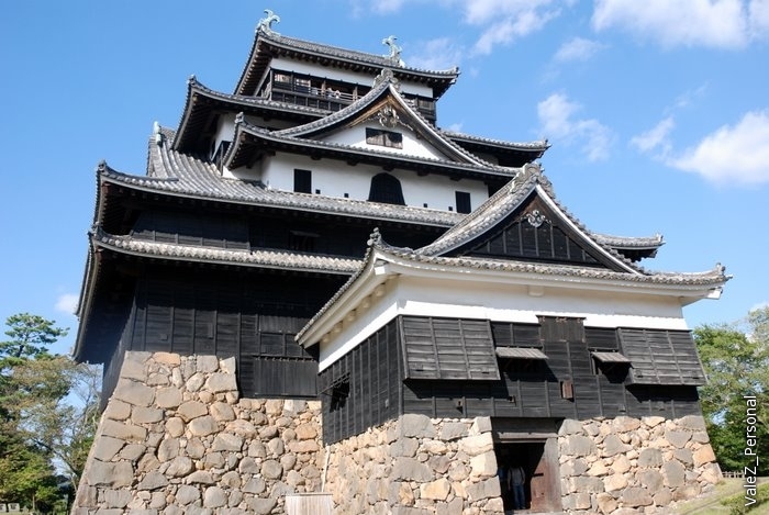Конструкция замка представляет собой сложную структуру. Внешне замок выглядит пятиэтажным, но внутри состоит из шести уровней. Большинство стен замка покрашены в чёрный цвет.