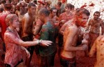 Крупнейший фестиваль томатной борьбы в мире Ла Томатина (La Tomatina festival) в Буньоле (Bunol), Испания, 25 августа 2010 года.