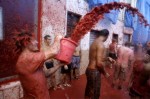 Крупнейший фестиваль томатной борьбы в мире Ла Томатина (La Tomatina festival) в Буньоле (Bunol), Испания, 25 августа 2010 года.