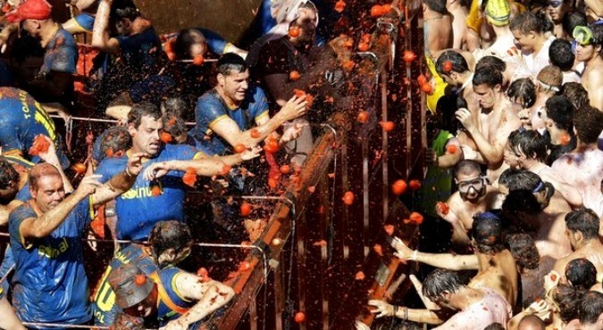 Крупнейший фестиваль томатной борьбы в мире Ла Томатина (La Tomatina festival) в Буньоле (Bunol), Испания, 25 августа 2010 года.