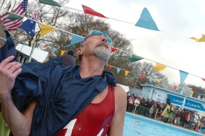 Холодная вода Великобритании на Тутинг Бек Лидо (UK Cold Water Swimming Championships at Tooting Bec Lido) в Лондоне, 22 января 2011 года.