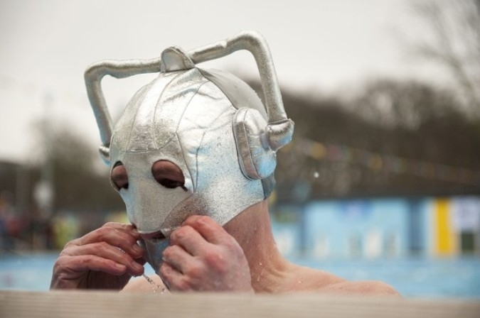 Холодная вода Великобритании на Тутинг Бек Лидо (UK Cold Water Swimming Championships at Tooting Bec Lido) в Лондоне, 22 января 2011 года.