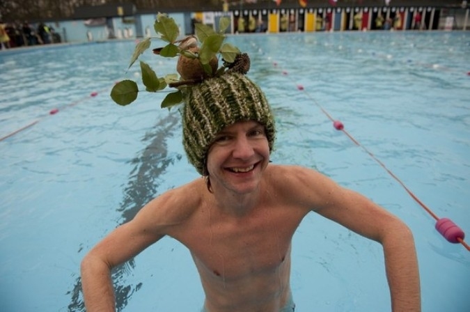 Холодная вода Великобритании на Тутинг Бек Лидо (UK Cold Water Swimming Championships at Tooting Bec Lido) в Лондоне, 22 января 2011 года.