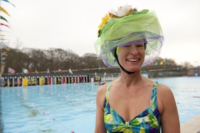 Холодная вода Великобритании на Тутинг Бек Лидо (UK Cold Water Swimming Championships at Tooting Bec Lido) в Лондоне, 22 января 2011 года.