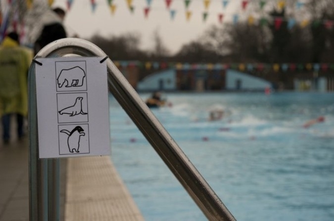 Холодная вода Великобритании на Тутинг Бек Лидо (UK Cold Water Swimming Championships at Tooting Bec Lido) в Лондоне, 22 января 2011 года.