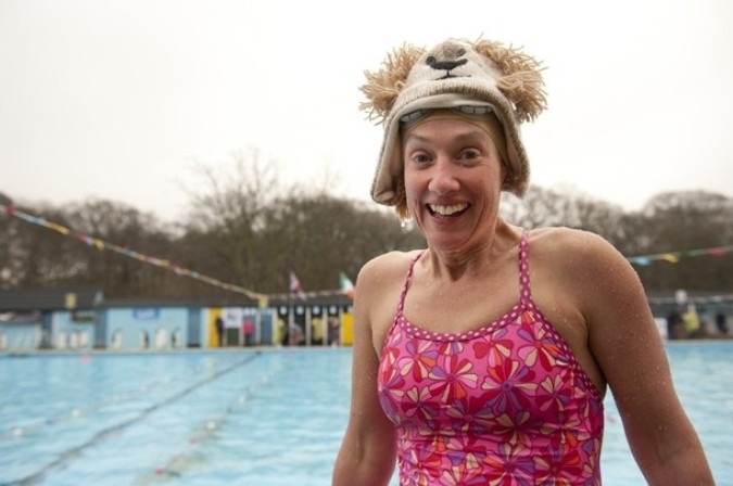 Холодная вода Великобритании на Тутинг Бек Лидо (UK Cold Water Swimming Championships at Tooting Bec Lido) в Лондоне, 22 января 2011 года.