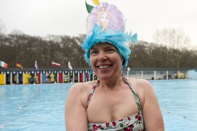 Холодная вода Великобритании на Тутинг Бек Лидо (UK Cold Water Swimming Championships at Tooting Bec Lido) в Лондоне, 22 января 2011 года.