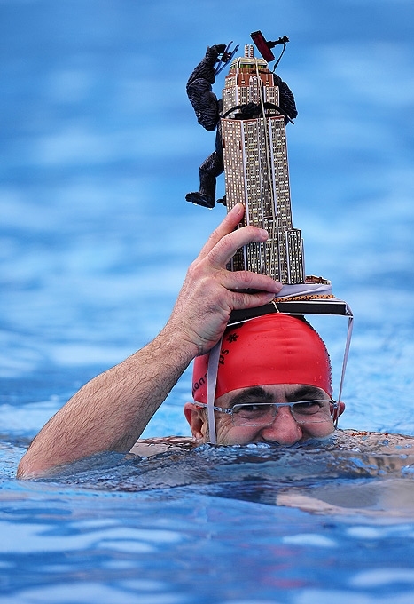 Холодная вода Великобритании на Тутинг Бек Лидо (UK Cold Water Swimming Championships at Tooting Bec Lido) в Лондоне, 22 января 2011 года.