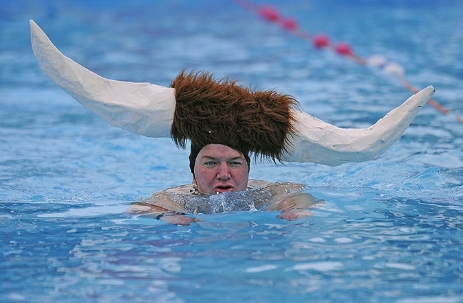 Холодная вода Великобритании на Тутинг Бек Лидо (UK Cold Water Swimming Championships at Tooting Bec Lido) в Лондоне, 22 января 2011 года.