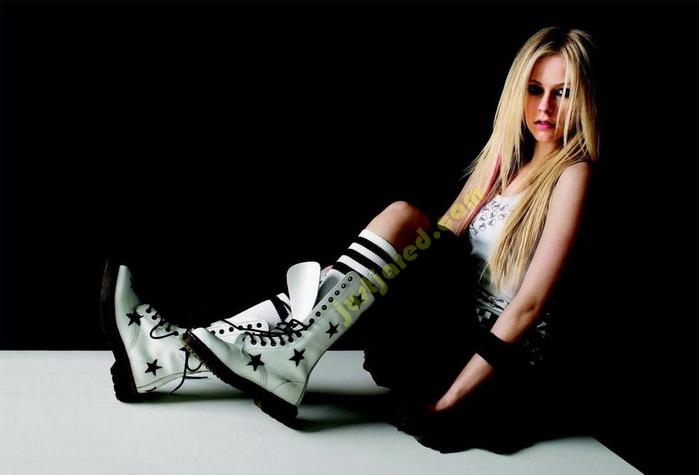 8906188_avrillavigneseventeenmagazineapril200704 (699x475, 24Kb)