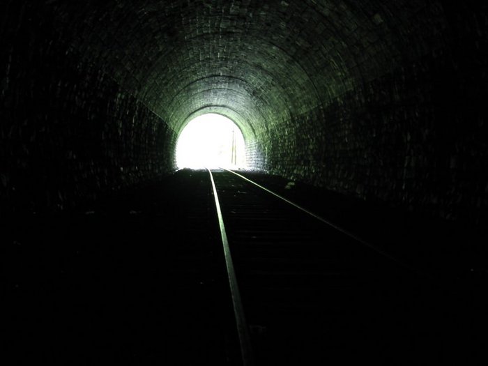 В конце тоннеля свет песня. Тупик в конце тоннеля. В конце туннеля яркий свет. Тупик в конце тоннеля метро. Сплошная тень.