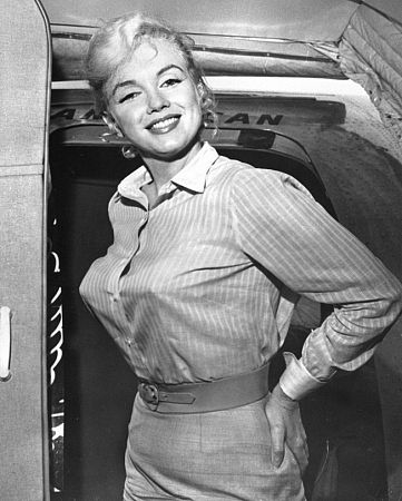 http://img0.liveinternet.ru/images/attach/b/1/12564/12564098_Marilyn_Monroe_boarding_an_American_Airlines_flight_to_Los_Angeles_to_complete_work_on_The_Misfits_1960.jpg