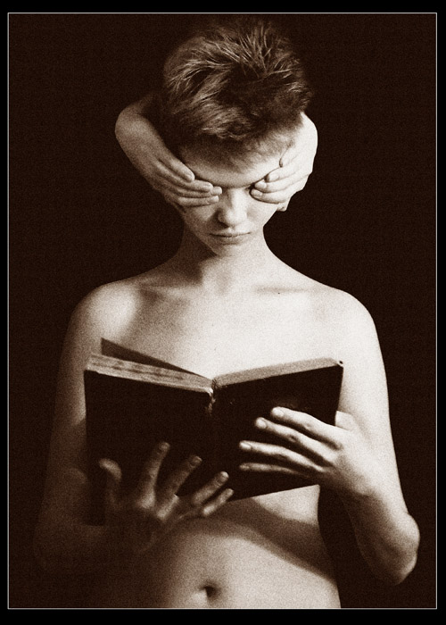 Книгу вижу фигу. Девушка с книгой в руках. Смотрю в книгу вижу фигу. Смотрю в книгу вижу книгу. Смотрю в книгу вижу фигу картинки.