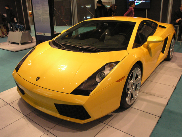 3355371_Lamborghini_Gallardo_na_vuystavke_Mif_i_skorost_v_moskovskom_Manezhe (640x480, 124Kb)