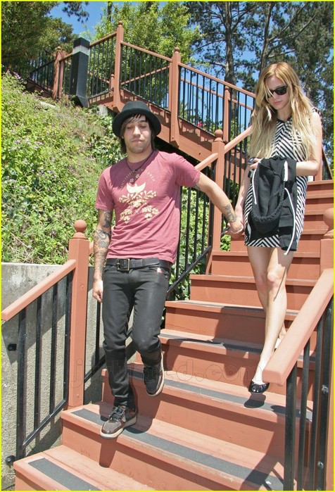 09Ashlee and Pete at the Cafe Med restaurant in Los Angeles - August 31, 2007 (476x699, 143Kb)